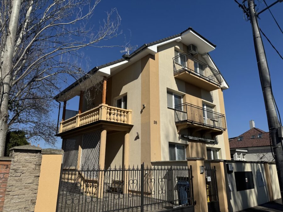 Apartmánový trojpodlažný dom na predaj s 3 bytovými jednotkami kompletne zariadený po kompletnej rekonštrukcii s garážou v Dunajskej Strede! Výborná investičná príležitosť! – fotografia 1