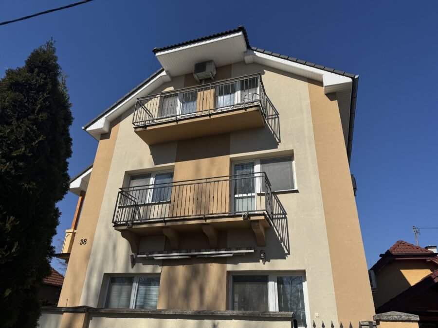 Apartmánový trojpodlažný dom na predaj s 3 bytovými jednotkami kompletne zariadený po kompletnej rekonštrukcii s garážou v Dunajskej Strede! Výborná investičná príležitosť! – fotografia 2