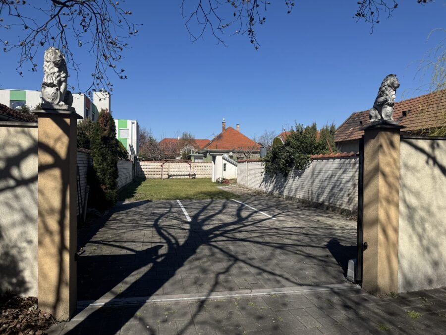 Apartmánový trojpodlažný dom na predaj s 3 bytovými jednotkami kompletne zariadený po kompletnej rekonštrukcii s garážou v Dunajskej Strede! Výborná investičná príležitosť! – fotografia 3