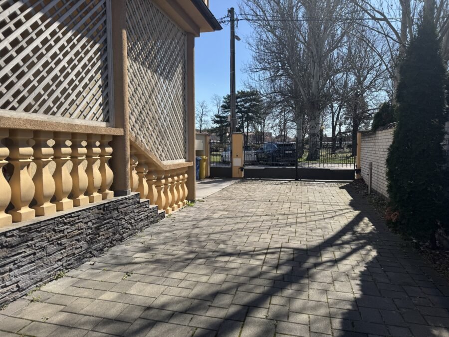 Apartmánový trojpodlažný dom na predaj s 3 bytovými jednotkami kompletne zariadený po kompletnej rekonštrukcii s garážou v Dunajskej Strede! Výborná investičná príležitosť! – fotografia 4