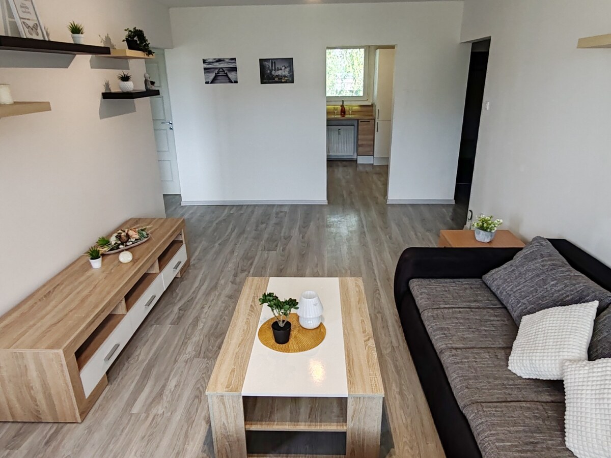 Znížená cena! Prerobený 3 izbový byt na predaj v Komárne – fotografia 2