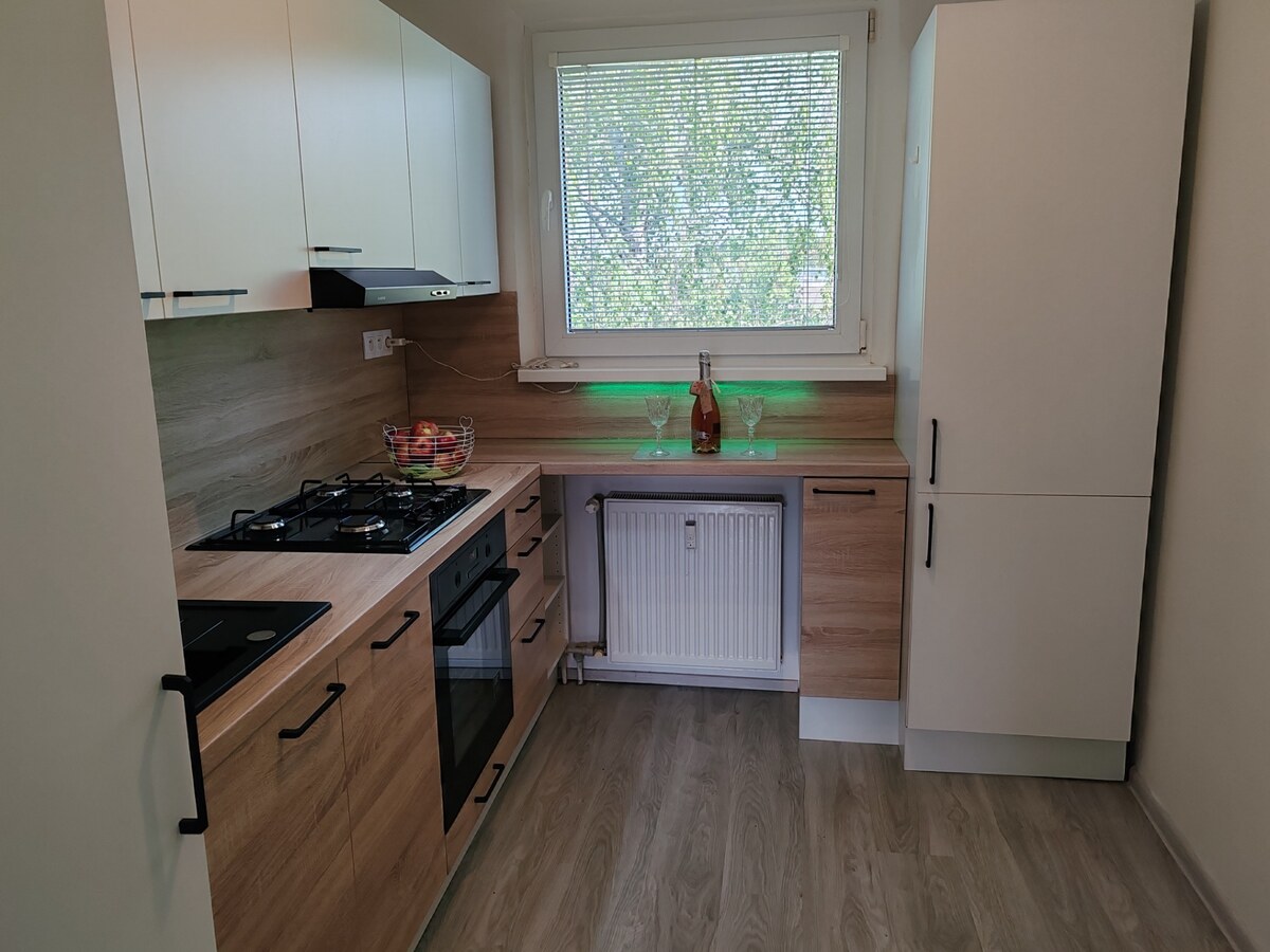 Znížená cena! Prerobený 3 izbový byt na predaj v Komárne – fotografia 4