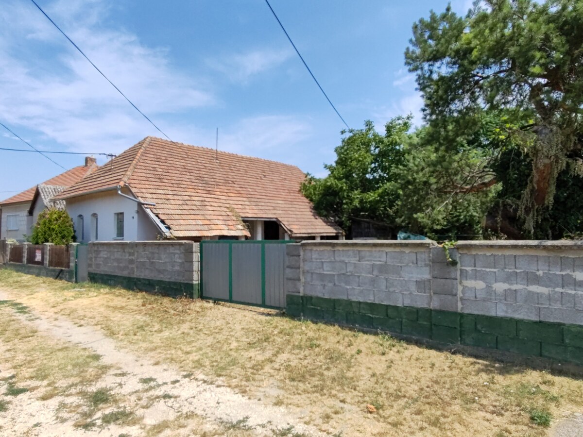 Iba u nás! Dom s pozemkom na predaj - Svätý Peter – fotografia 1