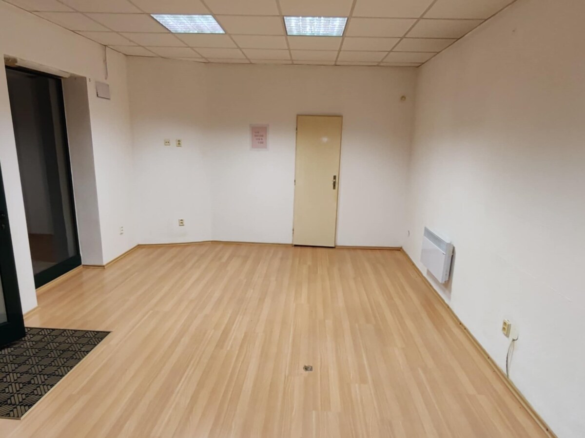Komerčný priestor v centre Komárna na prenájom – fotografia 1
