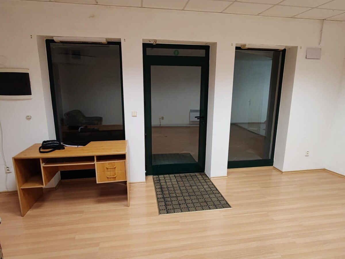 Komerčný priestor v centre Komárna na prenájom – fotografia 4