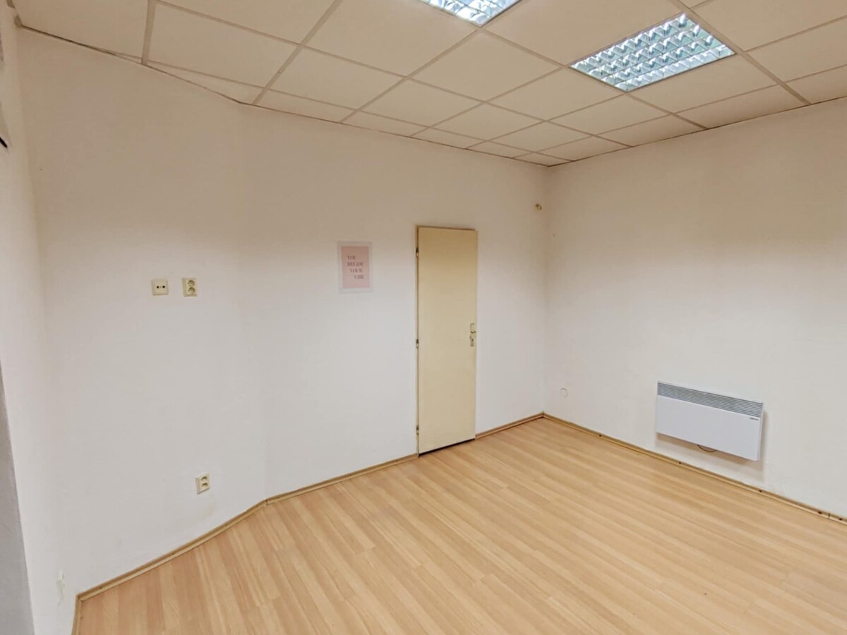 Komerčný priestor v centre Komárna na prenájom – fotografia 8