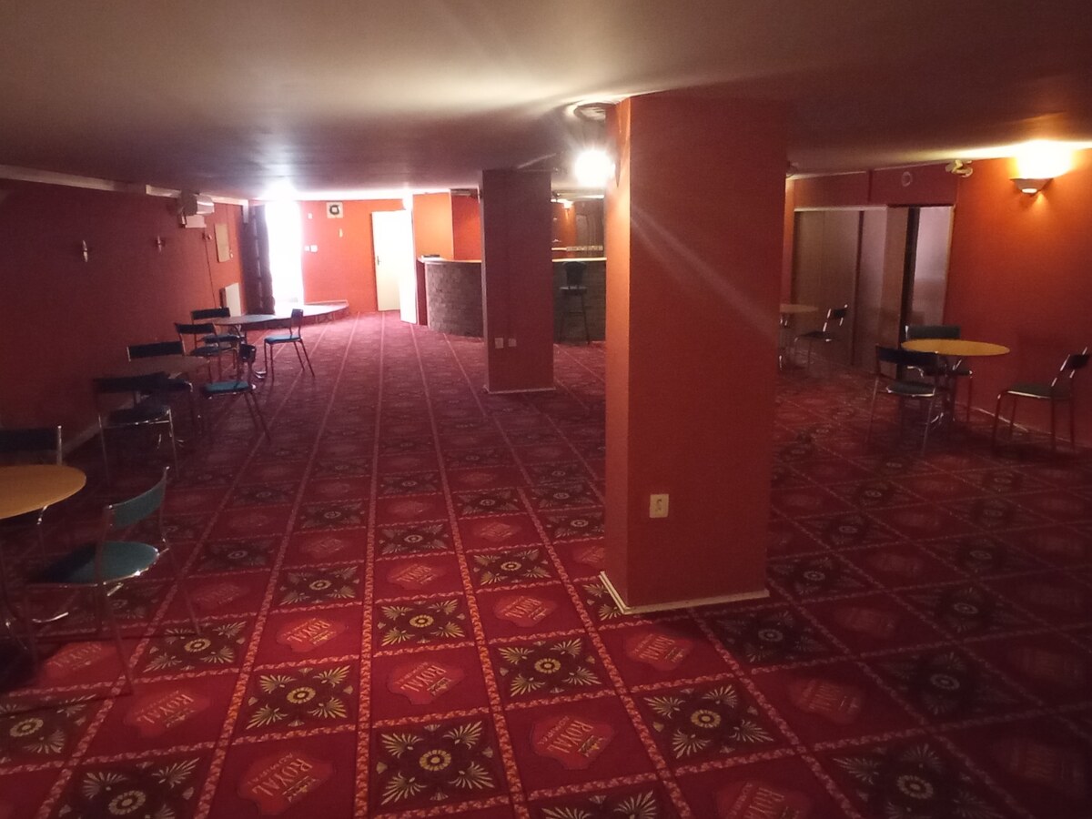 Komerčný priestor v centre Komárna na prenájom – fotografia 3