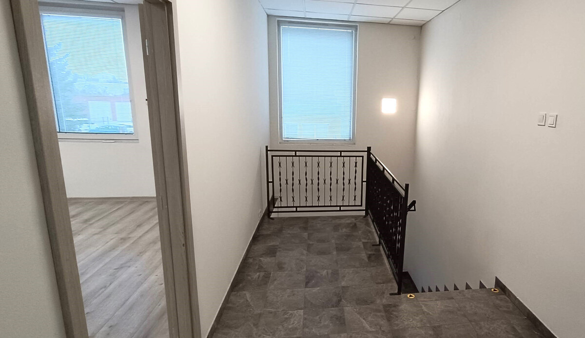 EXKLUZÍVNY PRENÁJOM – IDEÁLNE SÍDLO PRE VAŠU FIRMU V NOVÝCH ZÁMKOCH – fotografia 6