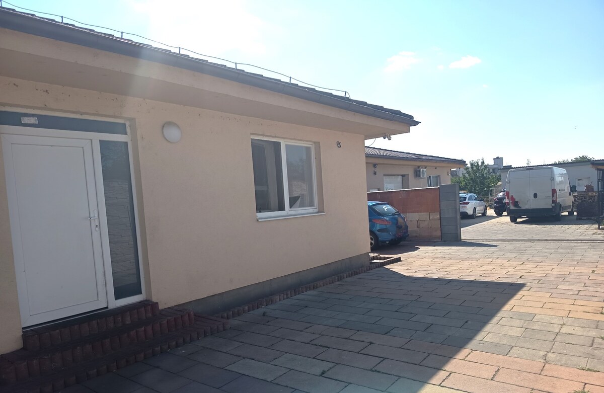 Na predaj veľký rodinný dom s dielňami v obci Dvory nad Žitavou – fotografia 3