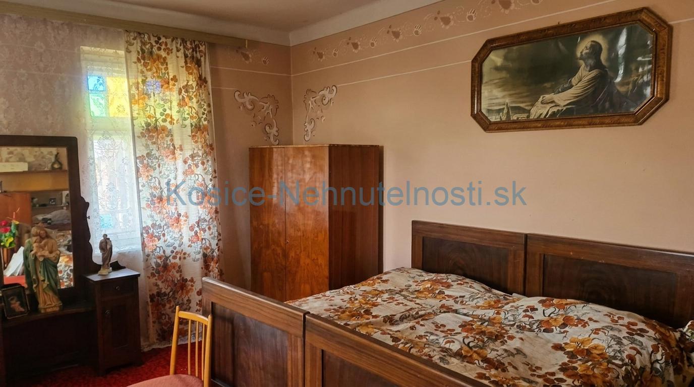 5-i. kamenný gazdovský dom s veľkým pozemkom – Malé Ozorovce – fotografia 5