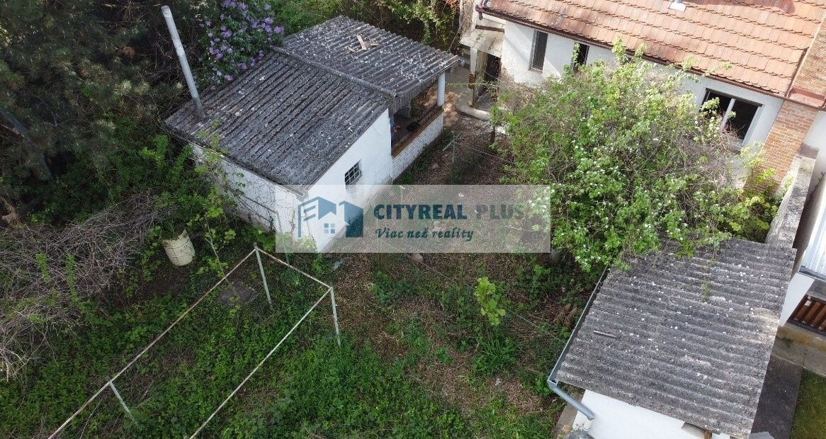 Na predaj starší dvojpodlažný rodinný dom v meste Nové Zámky – fotografia 1
