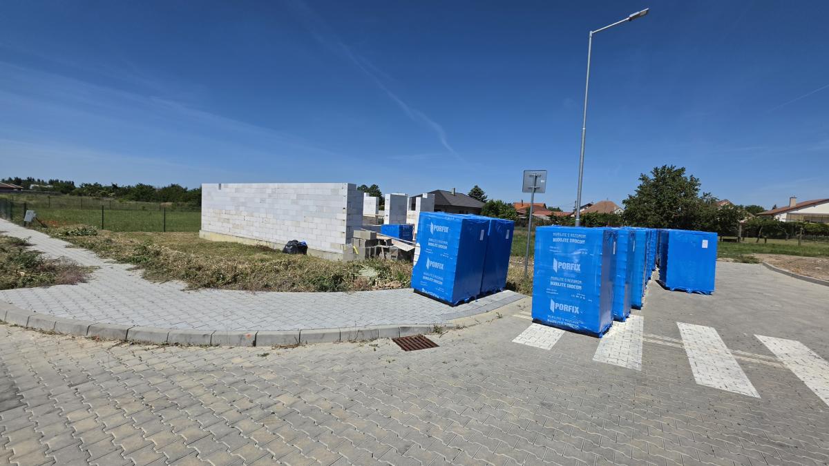 Ponúkam na Predaj modernú poschodovú novostavbu v obci Dvory nad Žitavou – fotografia 3