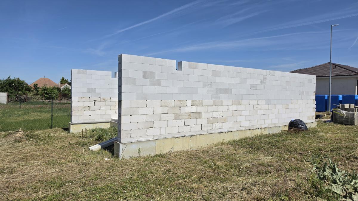 Ponúkam na Predaj modernú poschodovú novostavbu v obci Dvory nad Žitavou – fotografia 4