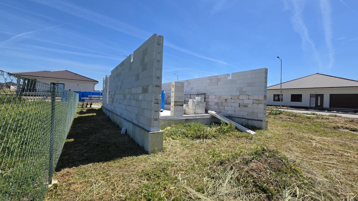 Ponúkam na Predaj modernú poschodovú novostavbu v obci Dvory nad Žitavou – fotografia 5