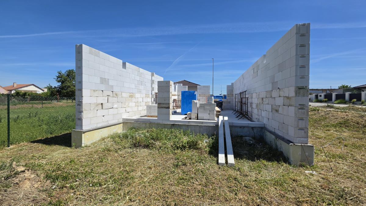 Ponúkam na Predaj modernú poschodovú novostavbu v obci Dvory nad Žitavou – fotografia 7