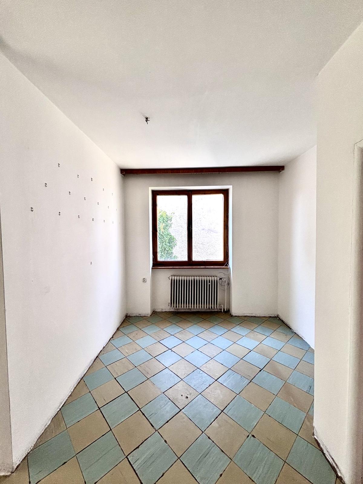 Ponúkame Vám na predaj 7 izbový rodinný dom v tichej a lukratívnej lokalite v Nových Zámkoch! – fotografia 3