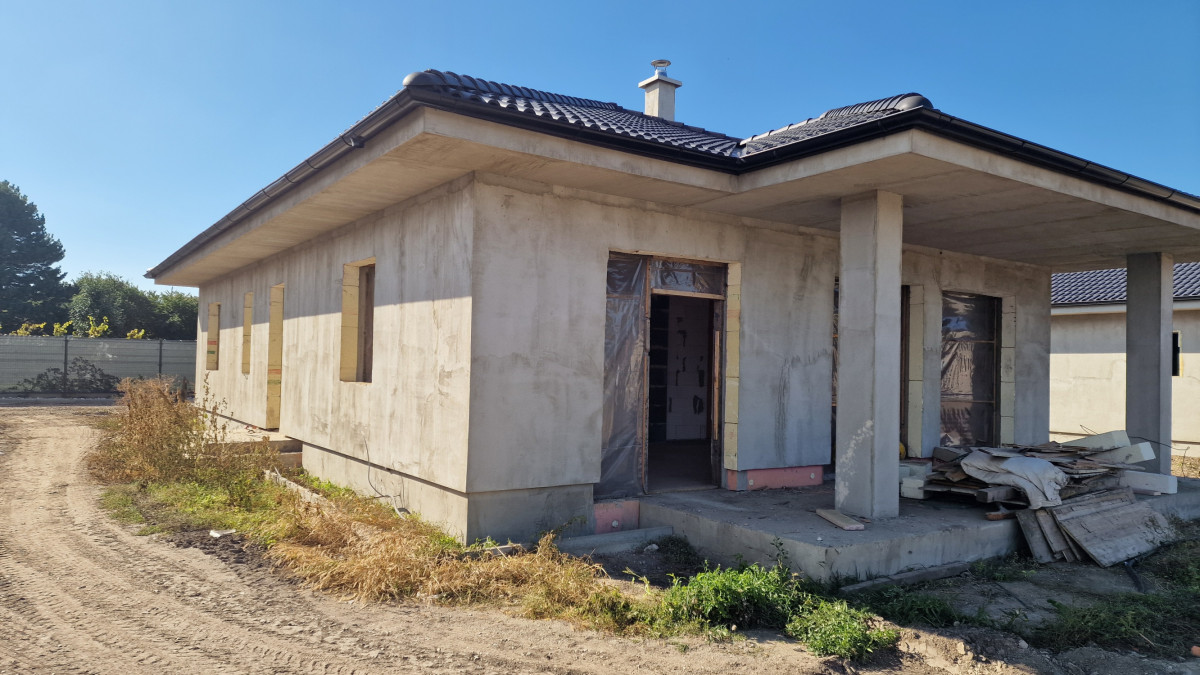 Gúgska ulica!!Na Predaj 4 izbová NOVOSTAVBA na 763m2 pozemku Nové Zámky – fotografia 1