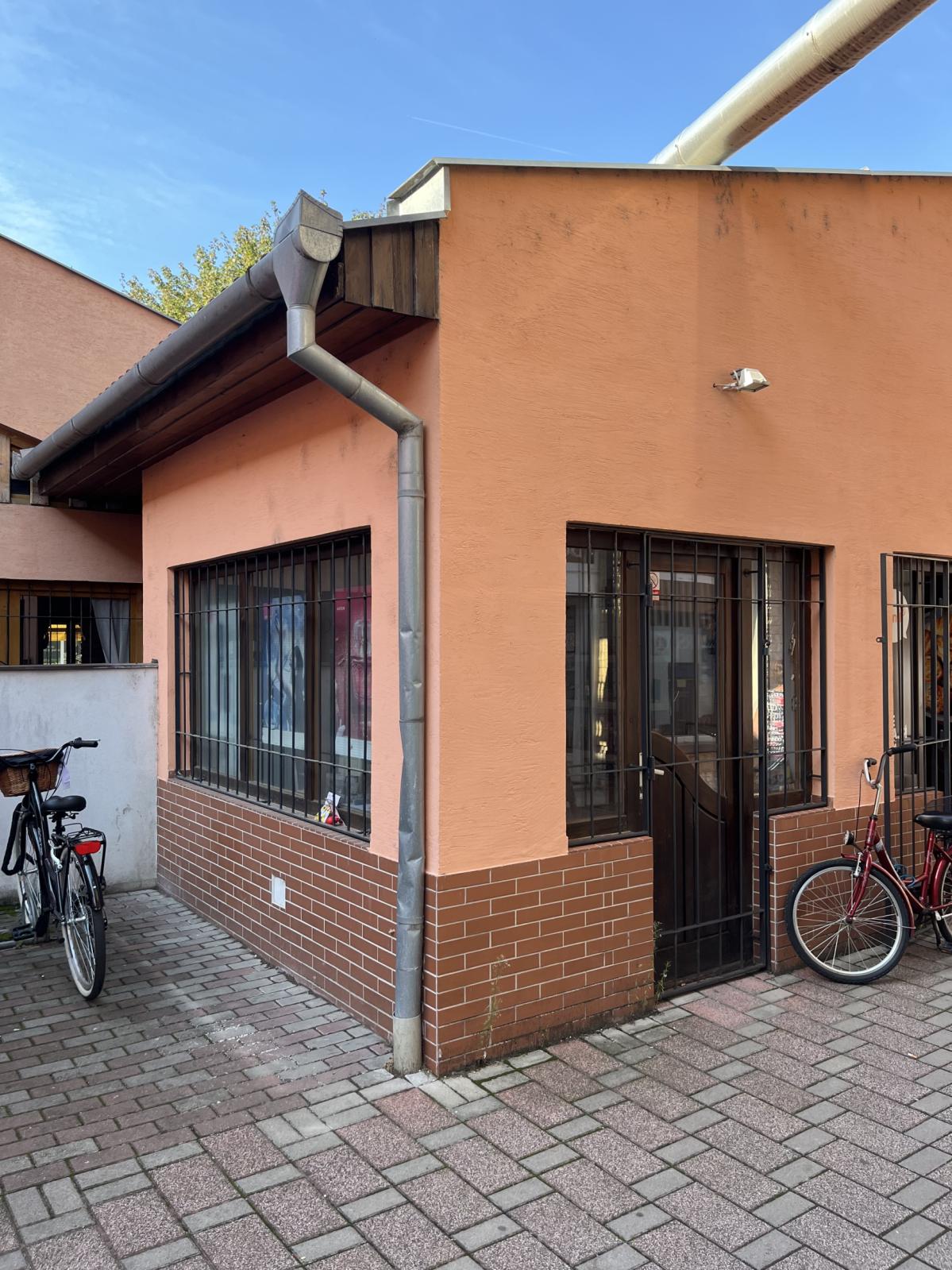 Ponúkame Vám na prenájom obchodný priestor v centre mesta Nové Zámky – fotografia 1