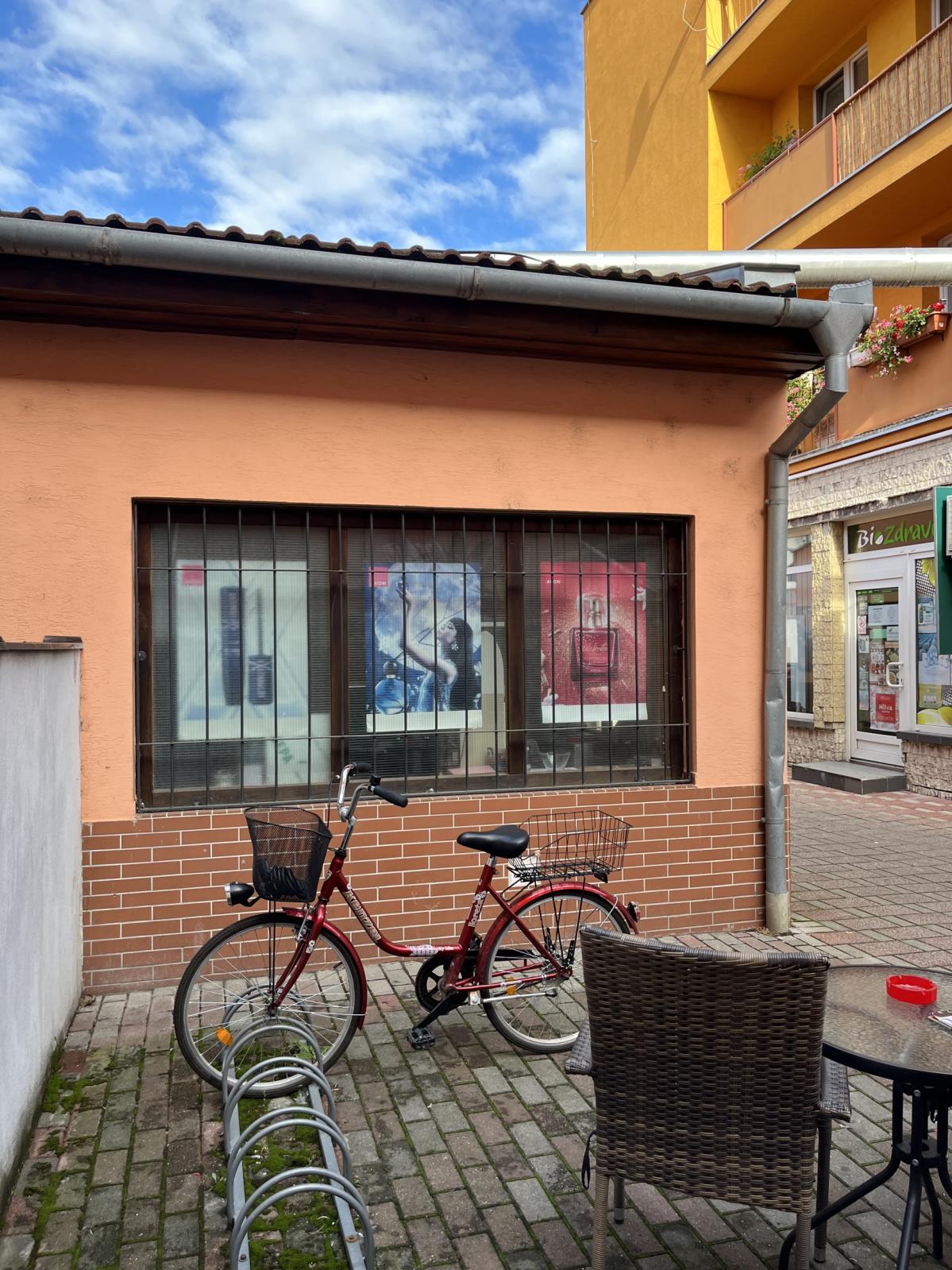 Ponúkame Vám na prenájom obchodný priestor v centre mesta Nové Zámky – fotografia 2