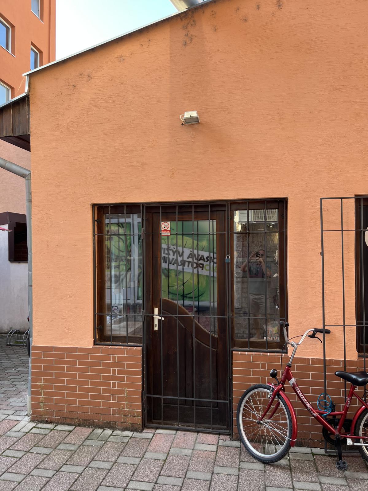 Ponúkame Vám na prenájom obchodný priestor v centre mesta Nové Zámky – fotografia 3