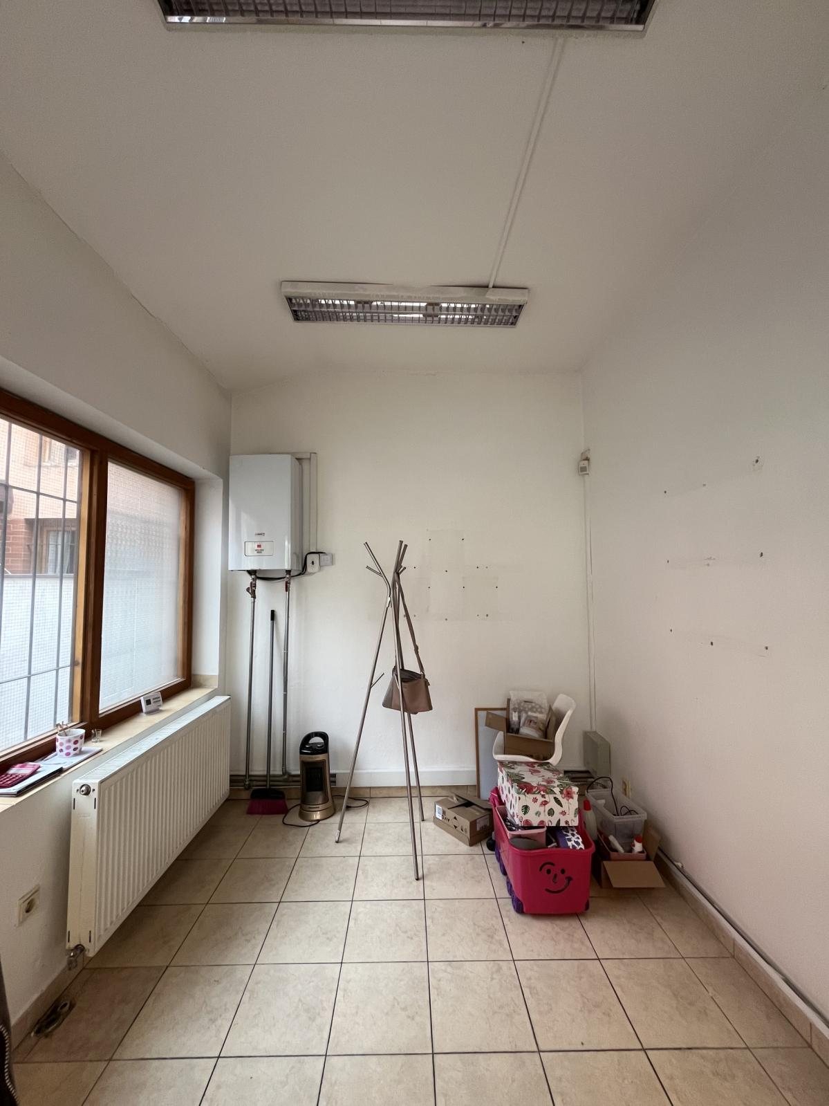 Ponúkame Vám na prenájom obchodný priestor v centre mesta Nové Zámky – fotografia 4