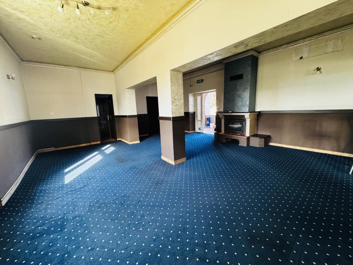 Ponúkame na prenájom obchodné priestory nachádzajúce sa v širšom centre mesta Nové Zámky na ulici Žerotínová bašta – fotografia 1