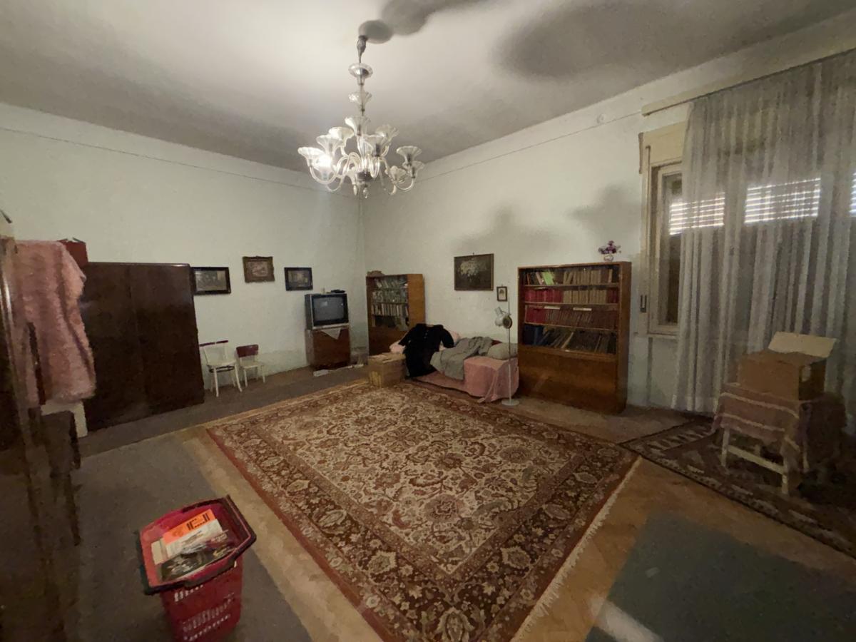 Ponúkame Vám na predaj rodinný dom v pôvodnom stave v meste Štúrovo – fotografia 2
