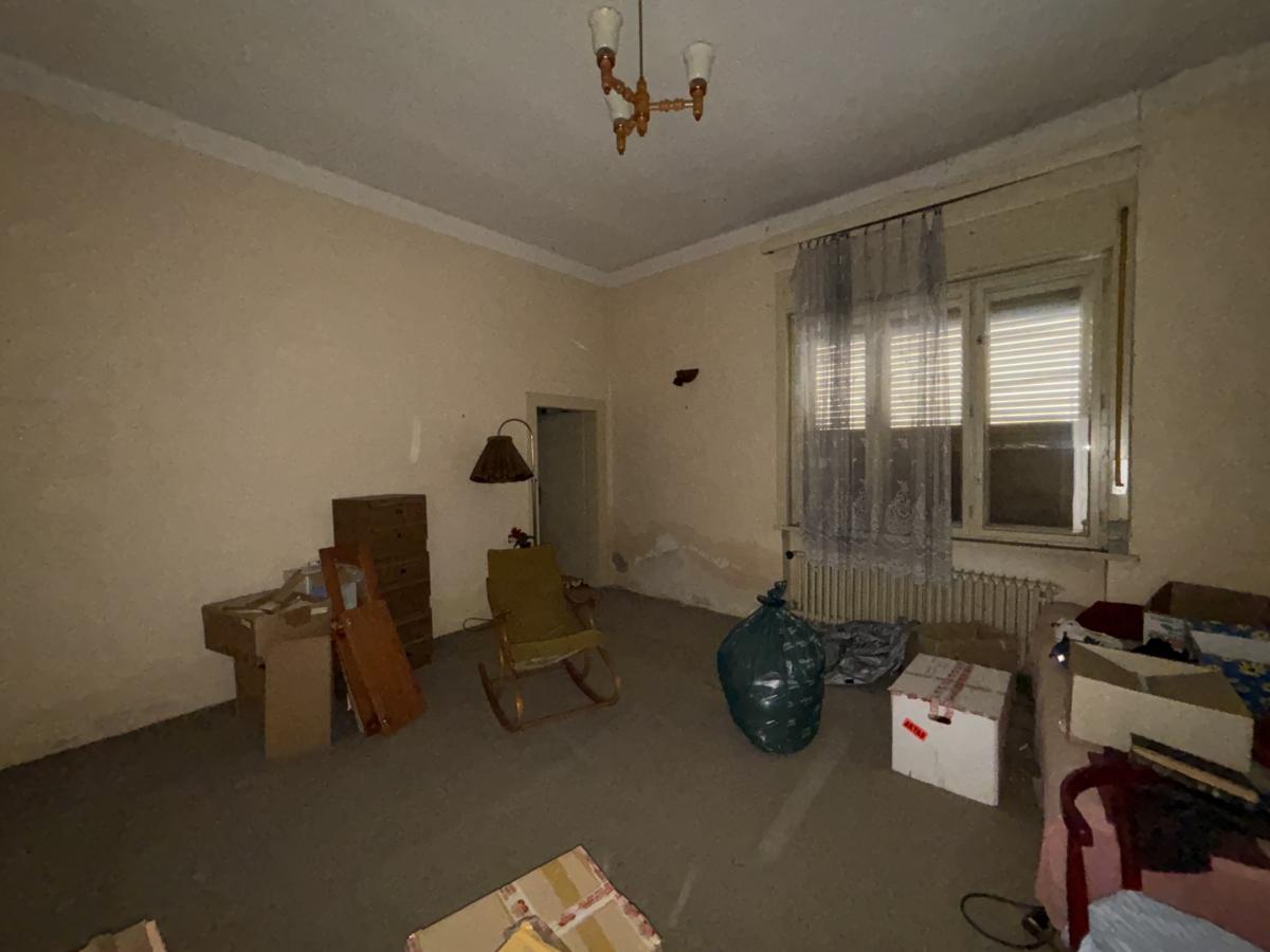 Ponúkame Vám na predaj rodinný dom v pôvodnom stave v meste Štúrovo – fotografia 4
