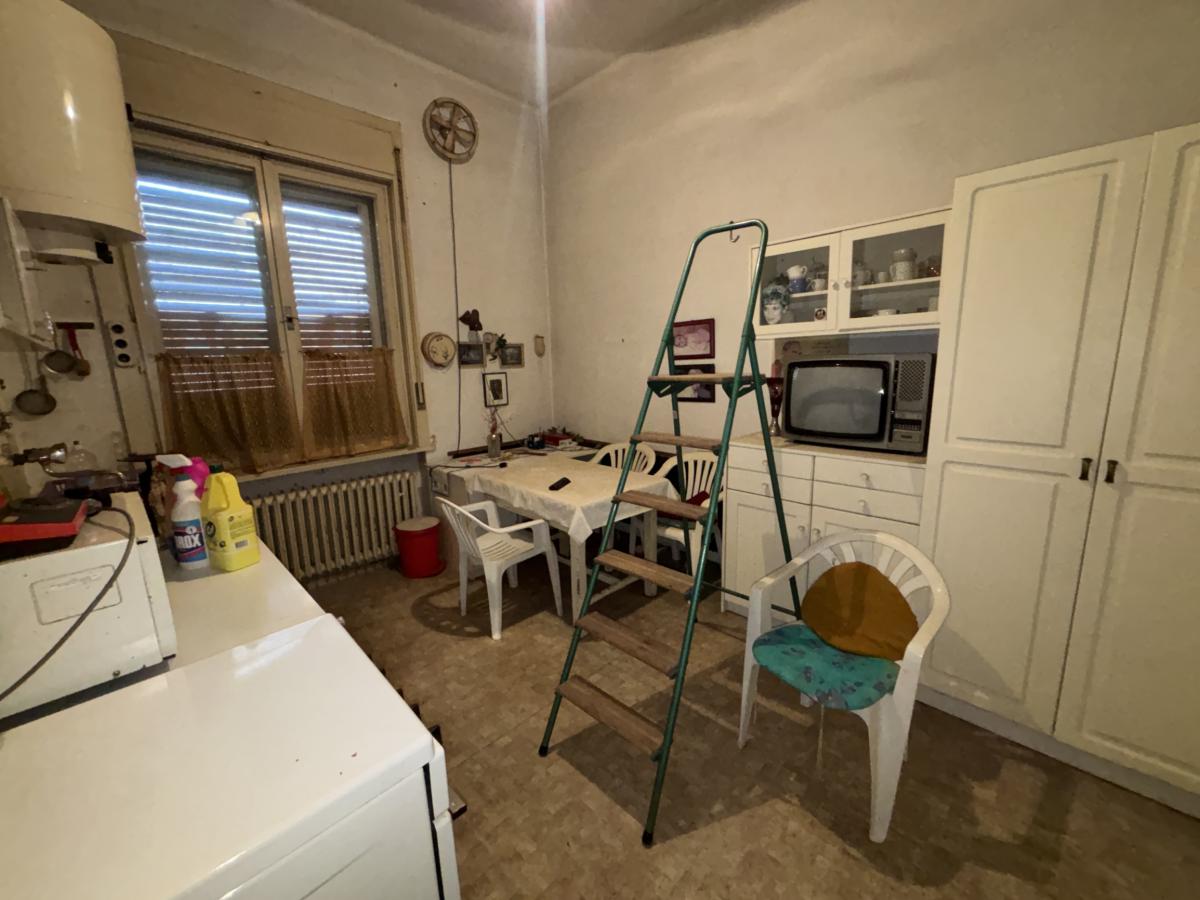 Ponúkame Vám na predaj rodinný dom v pôvodnom stave v meste Štúrovo – fotografia 7