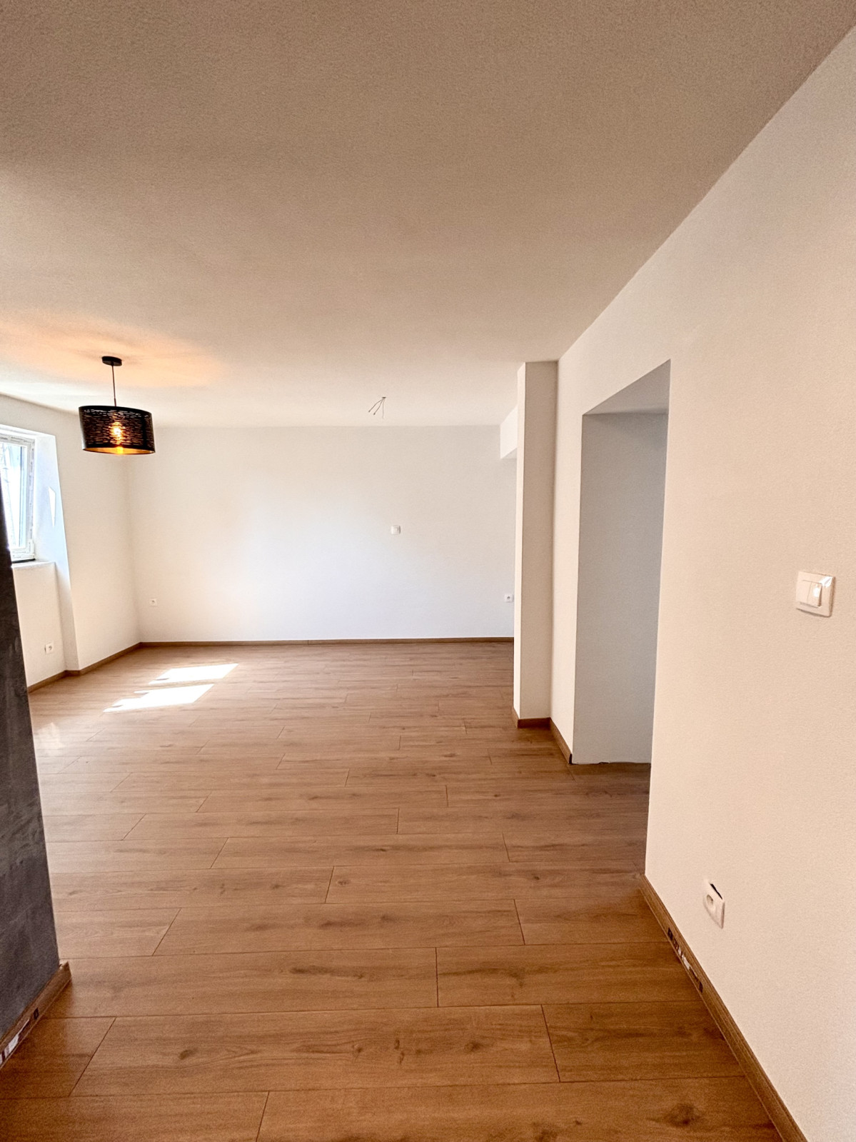 Výrazne znížená cena! Ponúkame Vám na predaj kompletne prerobený, priestranný 2 izbový byt v centre mesta Nové Zámky – fotografia 4