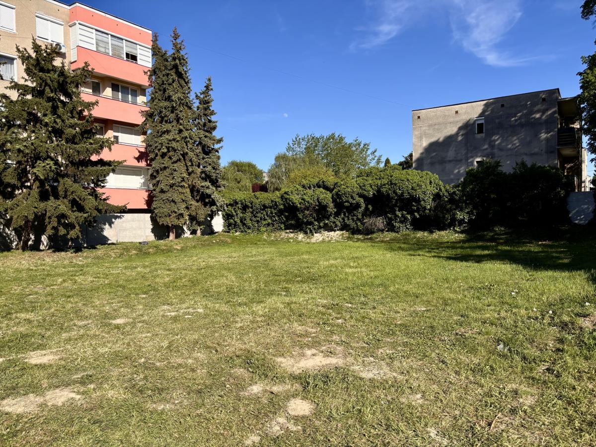 Ponúkame na predaj atraktívny stavebný pozemok, nachádzajúci sa priamo v centre mesta Kolárovo – fotografia 1