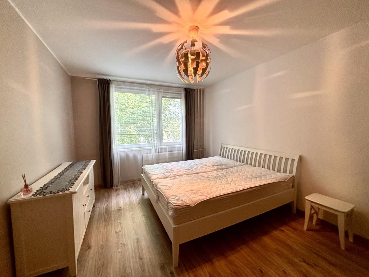 Ponúkam Vám na prenájom priestranný, kompletne zariadený 2-izbový byt vo vyhľadávanej lokalite v meste Nové Zámky – fotografia 4