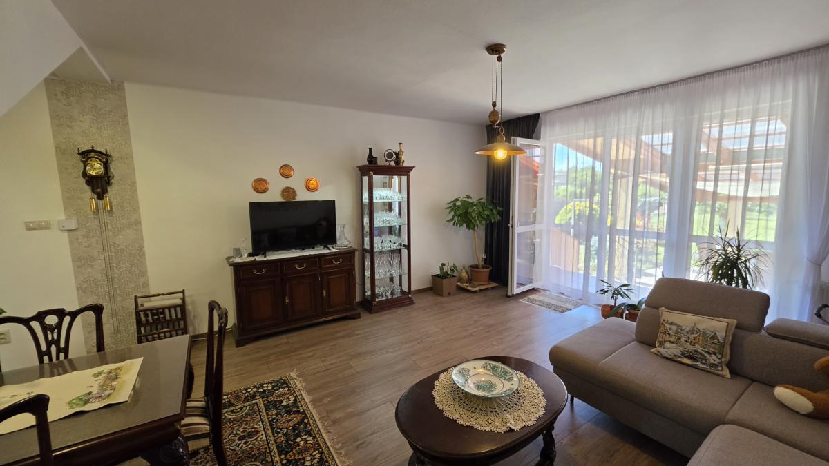 Predám krásný 5 izbový poschodový dom v meste Nesvady – fotografia 10
