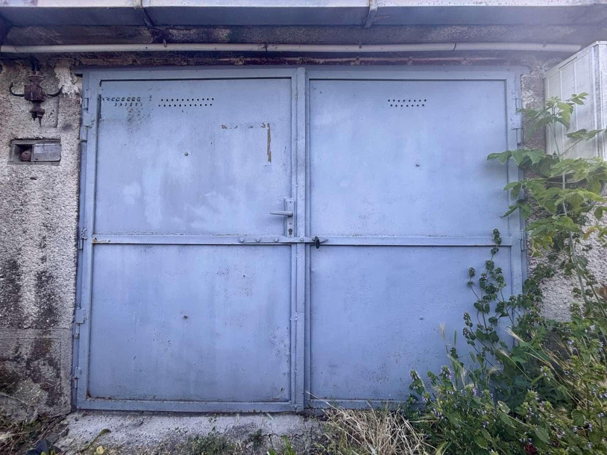 Znížená cena! Ponúkame Vám na predaj murovanú garáž s elektrikou v meste Nové Zámky – fotografia 1