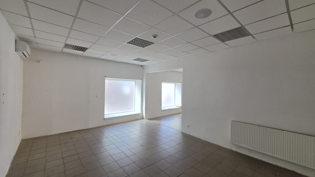 Prenájom obchodo administratívný priestor CENTRUM Nové Zámky – fotografia 1