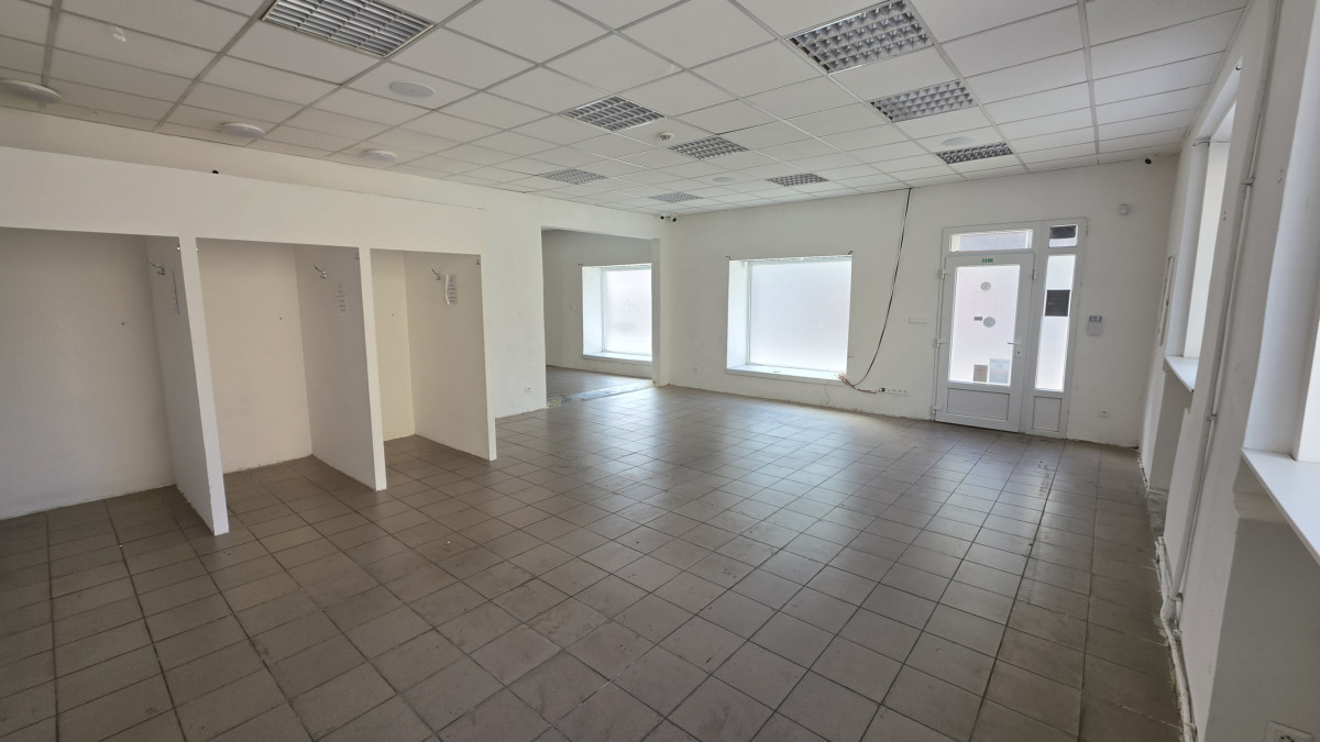 Prenájom obchodo administratívný priestor CENTRUM Nové Zámky – fotografia 3