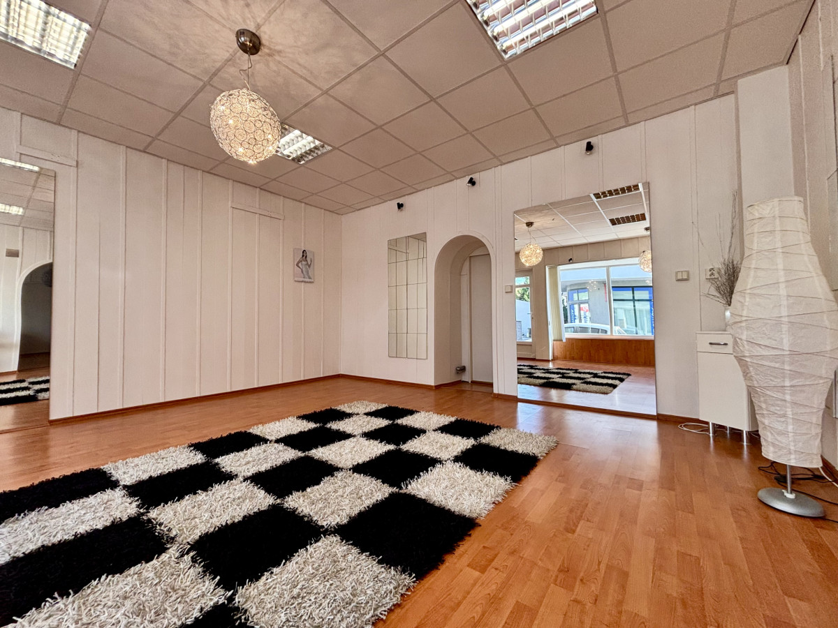 Ponúkame Vám na prenájom priestranný, svetlý a vzdušný nebytový priestor o výmere cca 50 m², situovaný priamo v centre mesta Nové Zámky – fotografia 1