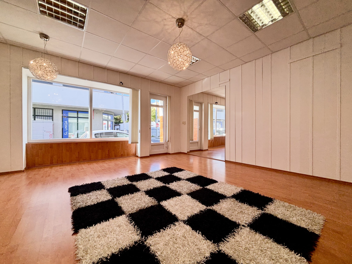 Ponúkame Vám na prenájom priestranný, svetlý a vzdušný nebytový priestor o výmere cca 50 m², situovaný priamo v centre mesta Nové Zámky – fotografia 2