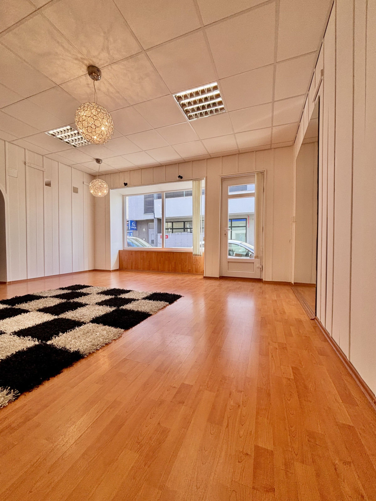 Ponúkame Vám na prenájom priestranný, svetlý a vzdušný nebytový priestor o výmere cca 50 m², situovaný priamo v centre mesta Nové Zámky – fotografia 3