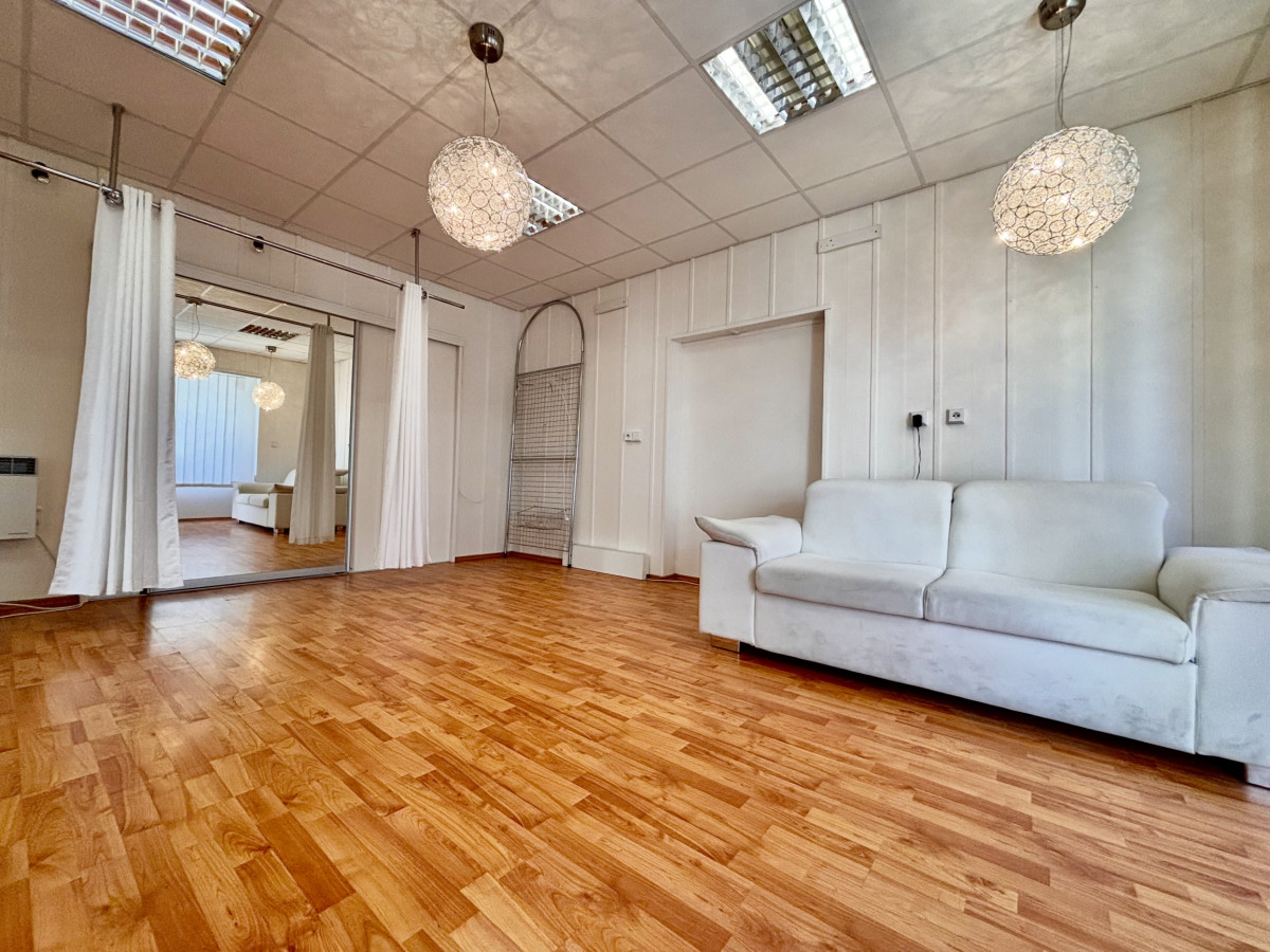 Ponúkame Vám na prenájom priestranný, svetlý a vzdušný nebytový priestor o výmere cca 50 m², situovaný priamo v centre mesta Nové Zámky – fotografia 4