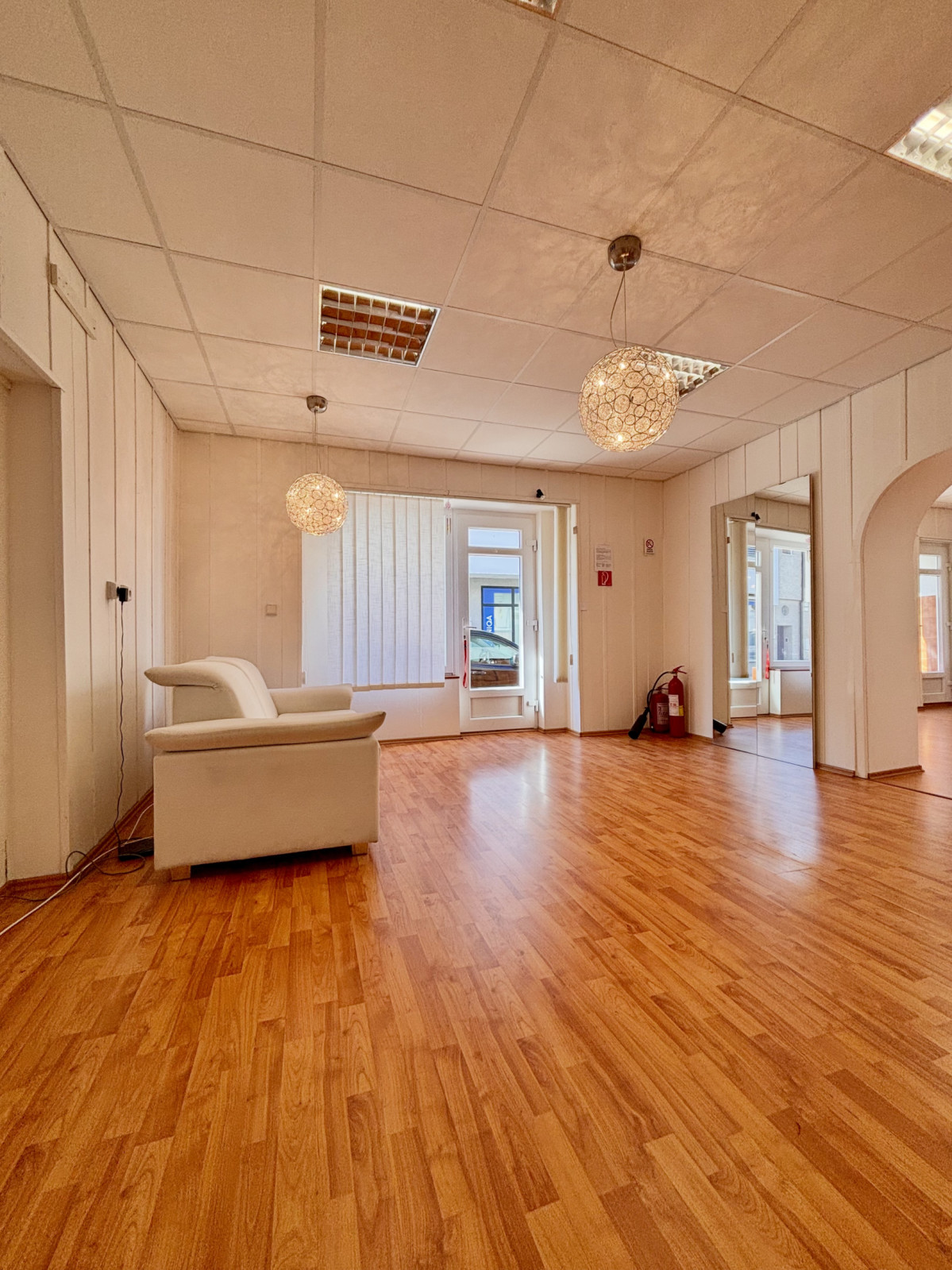 Ponúkame Vám na prenájom priestranný, svetlý a vzdušný nebytový priestor o výmere cca 50 m², situovaný priamo v centre mesta Nové Zámky – fotografia 5
