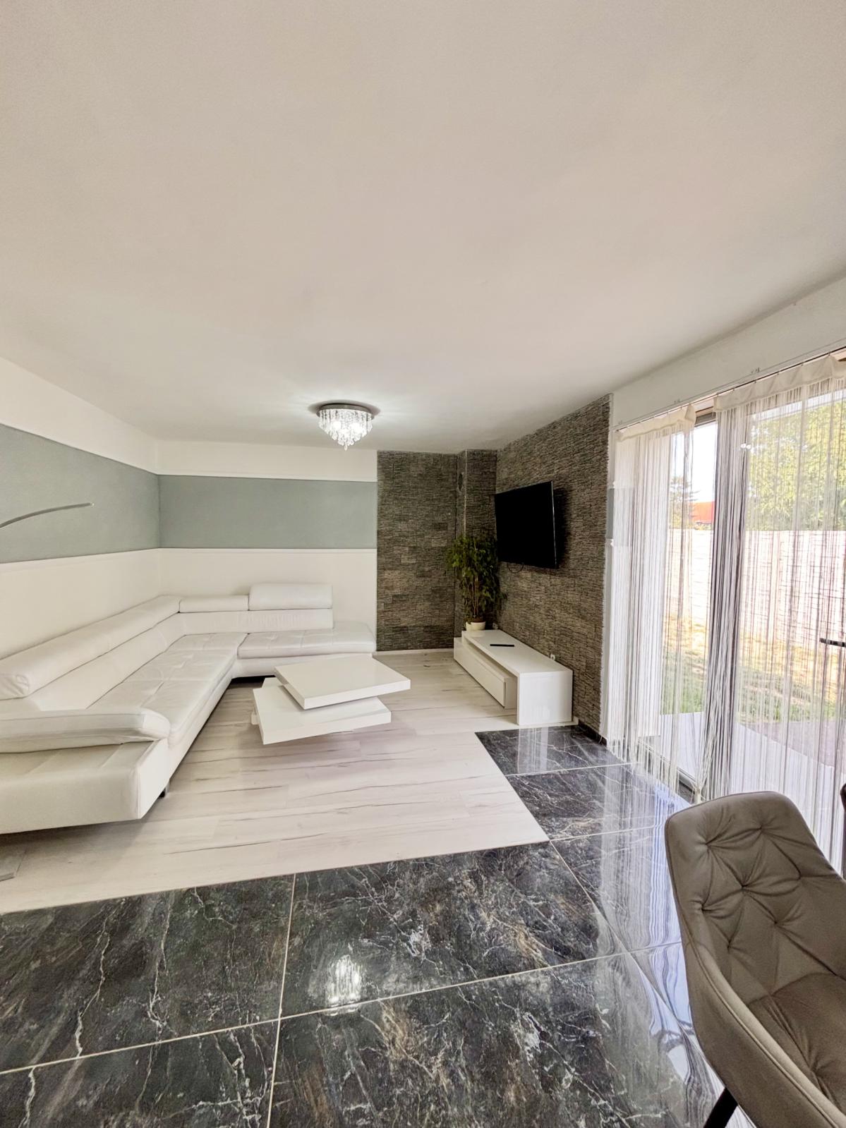Ponúkame Vám na predaj moderný rodinný dom typu bungalov so samostatnými bytovými jednotkami – fotografia 9