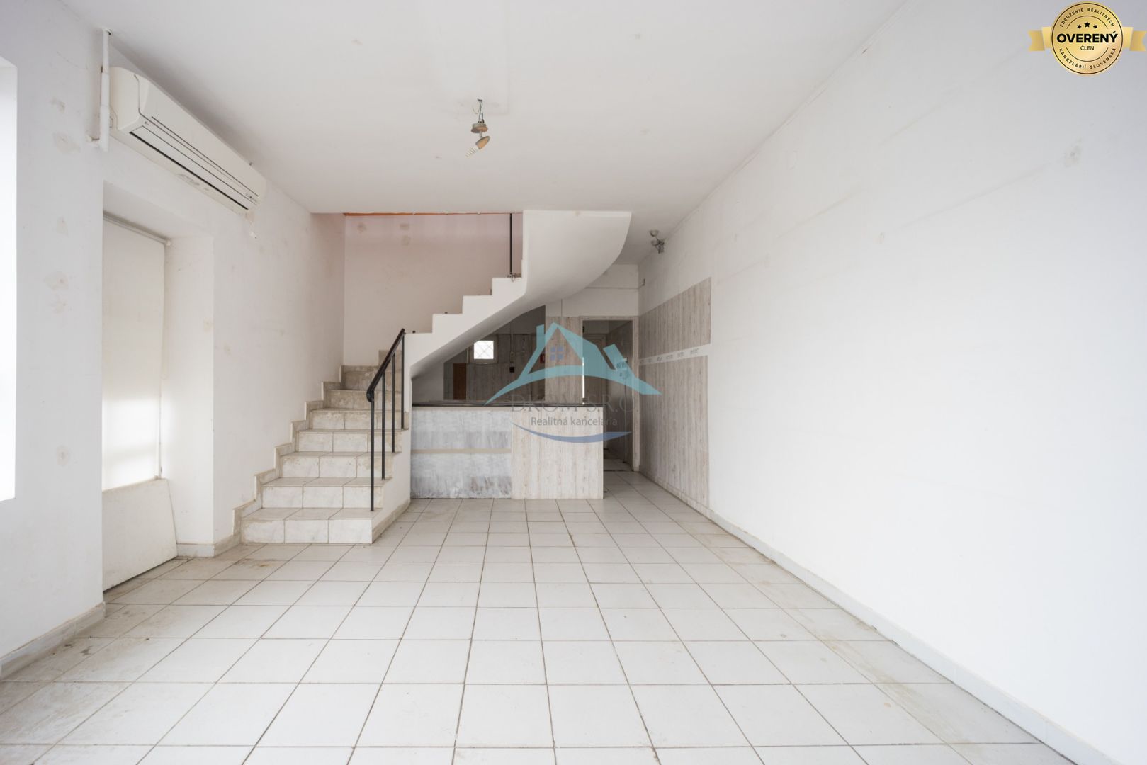 3 podlažiach s nákladným výťahom, centrum Rétság – fotografia 6