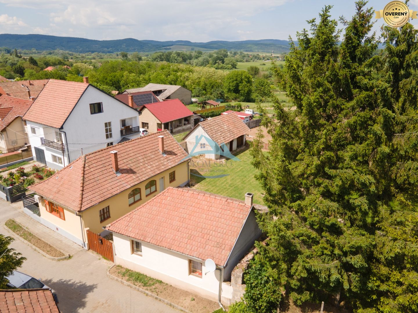 Investičná príležitosť: 2 rodinné domy s obrovským pozemkom (2734 m²) – fotografia 1