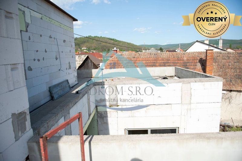 Priestranný dvojpodlažný rodinný dom s veľkou terasou Plášťovce – fotografia 7