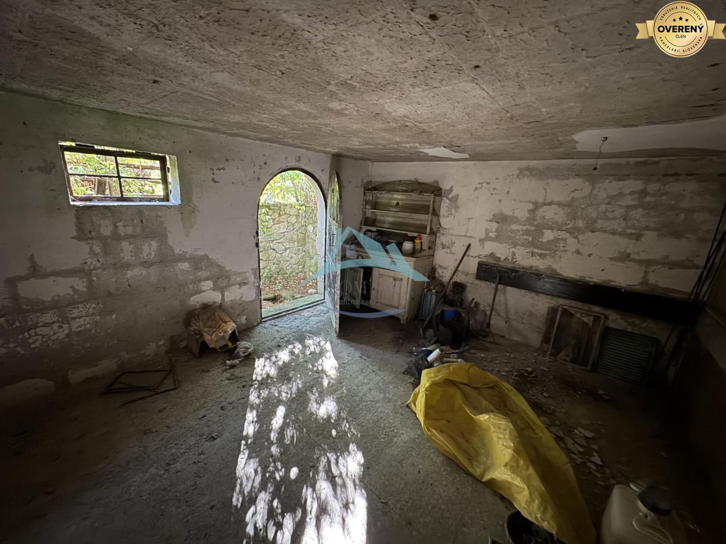 Na predaj chatka na rekonštrukciu s veľkým pozemkom – Veľké Turovce – fotografia 3