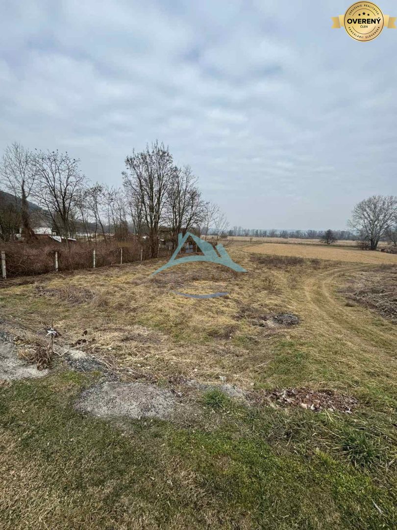 Rovinatý stavebný pozemok 850 m² v obci Hont s IS na hranici – fotografia 1