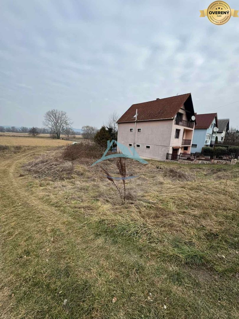 Rovinatý stavebný pozemok 850 m² v obci Hont s IS na hranici – fotografia 2