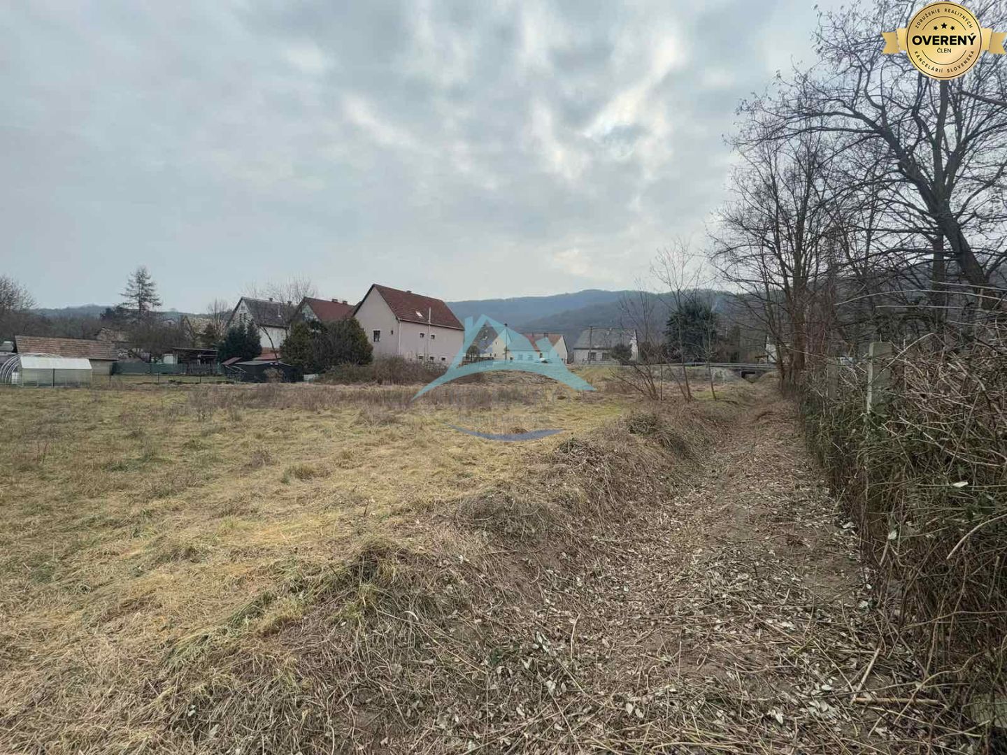 Rovinatý stavebný pozemok 850 m² v obci Hont s IS na hranici – fotografia 3