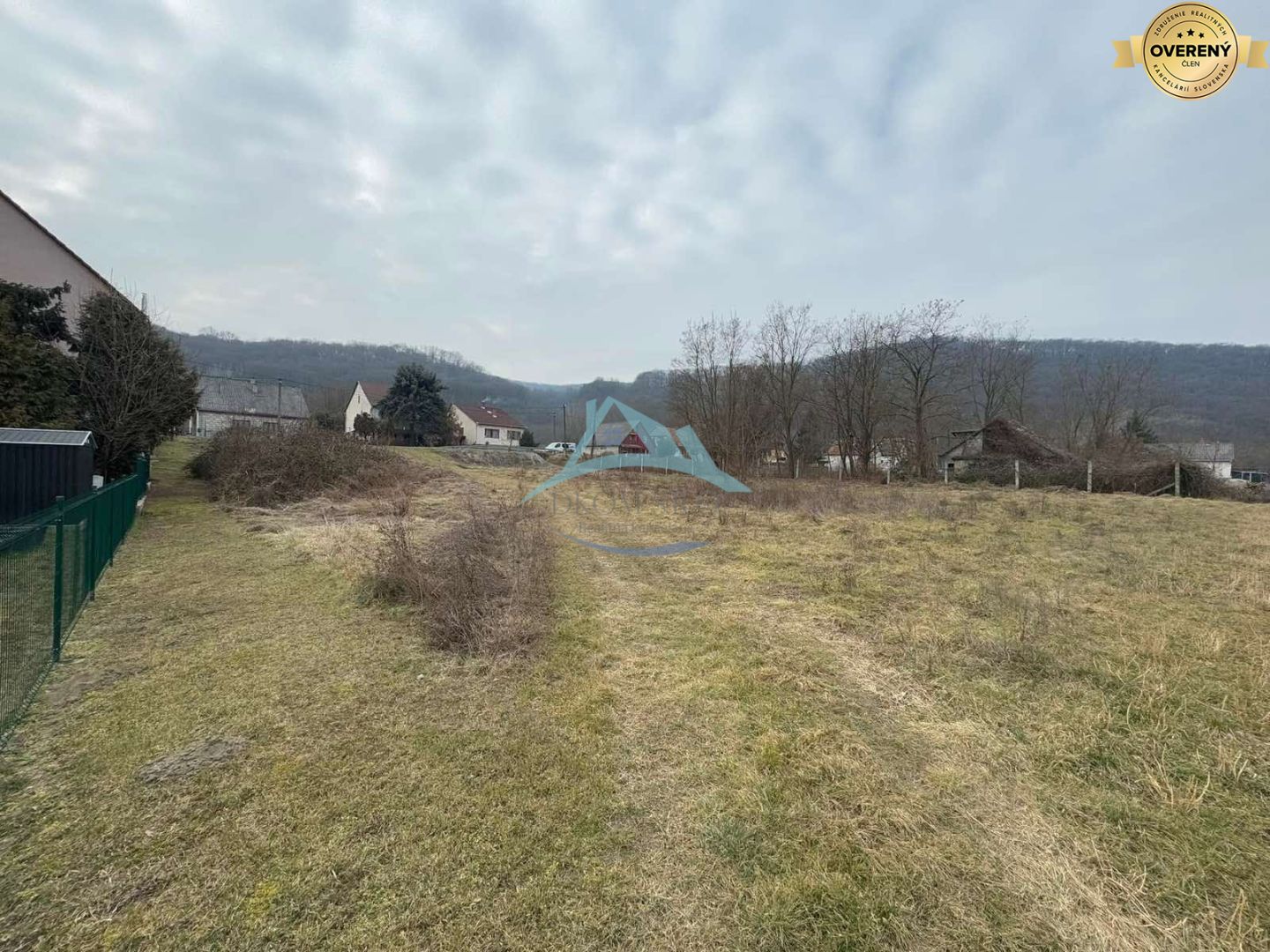 Rovinatý stavebný pozemok 850 m² v obci Hont s IS na hranici – fotografia 4
